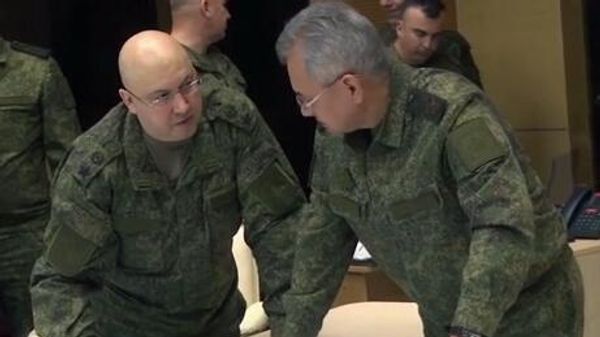 Министр обороны РФ Сергей Шойгу (справа) и главнокомандующий Воздушно-космическими силами (ВКС) РФ Сергей Суровикин (слева) - Sputnik Азербайджан