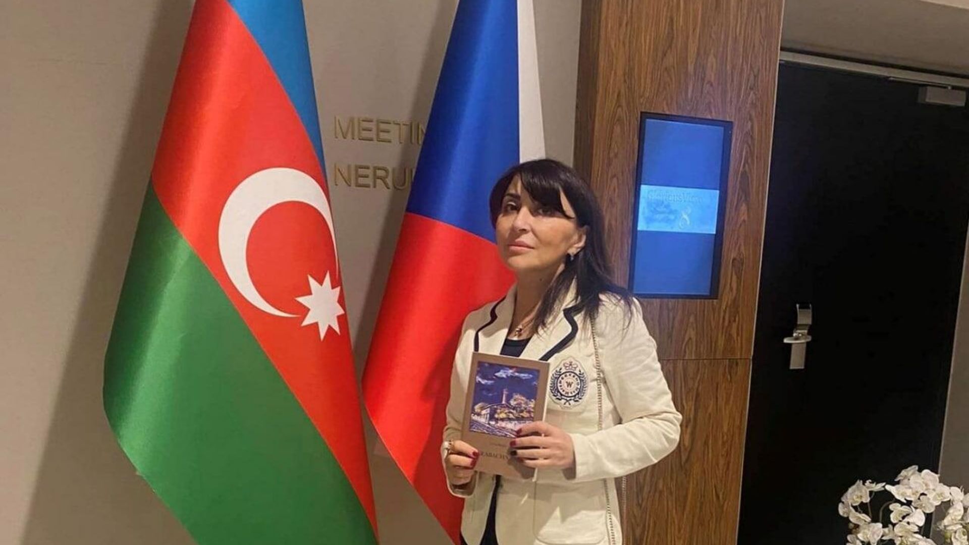В Праге состоялась презентация книги Карабахнаме члена Союза писателей Азербайджана, Британского поэтического общества и Европейского конгресса литераторов Лейлы Бегим - Sputnik Азербайджан, 1920, 13.11.2022