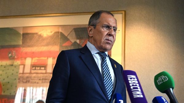 Министр иностранных дел России Сергей Лавров во время подхода к прессе по итогам встречи с министром иностранных дел КНР Ван И на полях саммита G20 на Бали - Sputnik Азербайджан