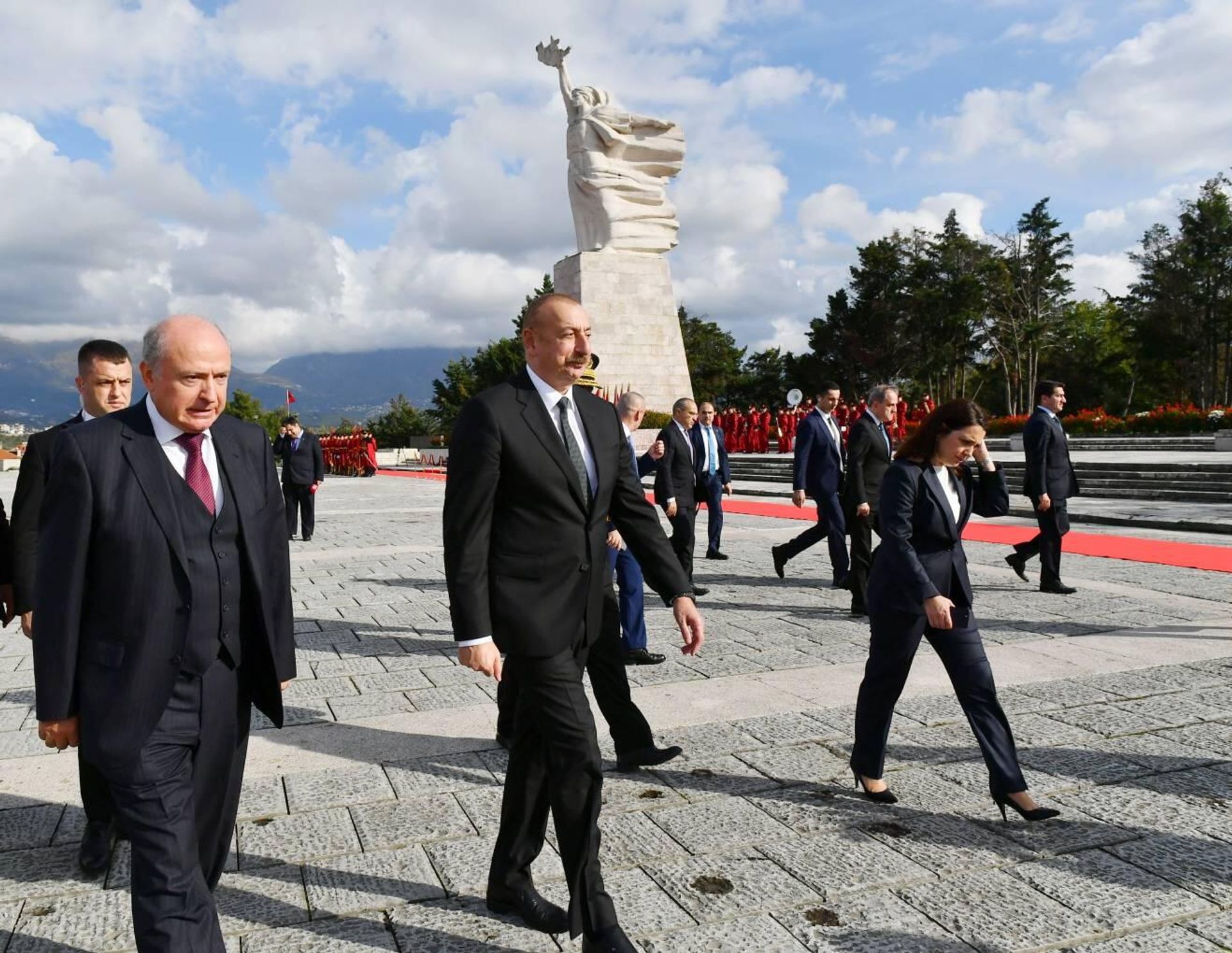İlham Əliyev Tiranada “Mother Albania” abidəsini ziyarət edib - Sputnik Азербайджан, 1920, 15.11.2022
