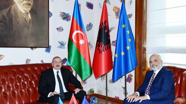 İlham Əliyev Tiranada “Mother Albania” abidəsini ziyarət edib - Sputnik Азербайджан