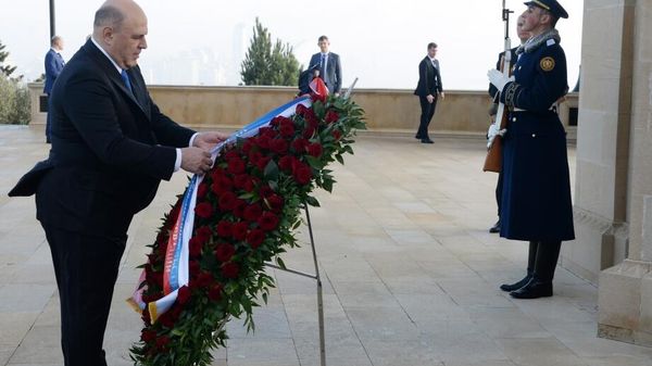 Председатель Правительства Российской Федерации Михаил Мишустин посетил могилу великого лидера и Шехидляр хиябаны - Sputnik Азербайджан