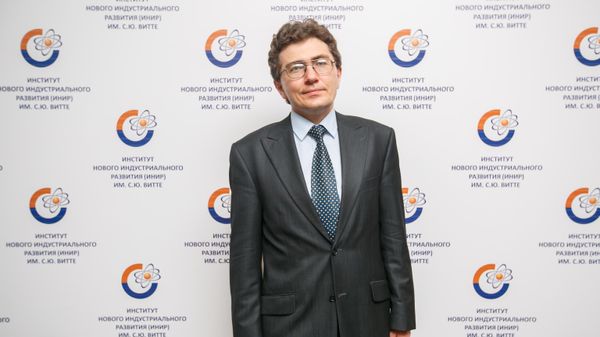 Экономист Сухарев рассказал, почему Европа не отвечает на экономическую агрессию США - Sputnik Азербайджан