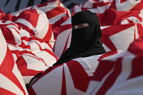 Футбольный фанат, сидящий в кресле-мешке, наблюдает за футбольным матчем. - Sputnik Азербайджан