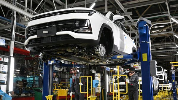 Рабочие за сборкой автомобиля  - Sputnik Азербайджан