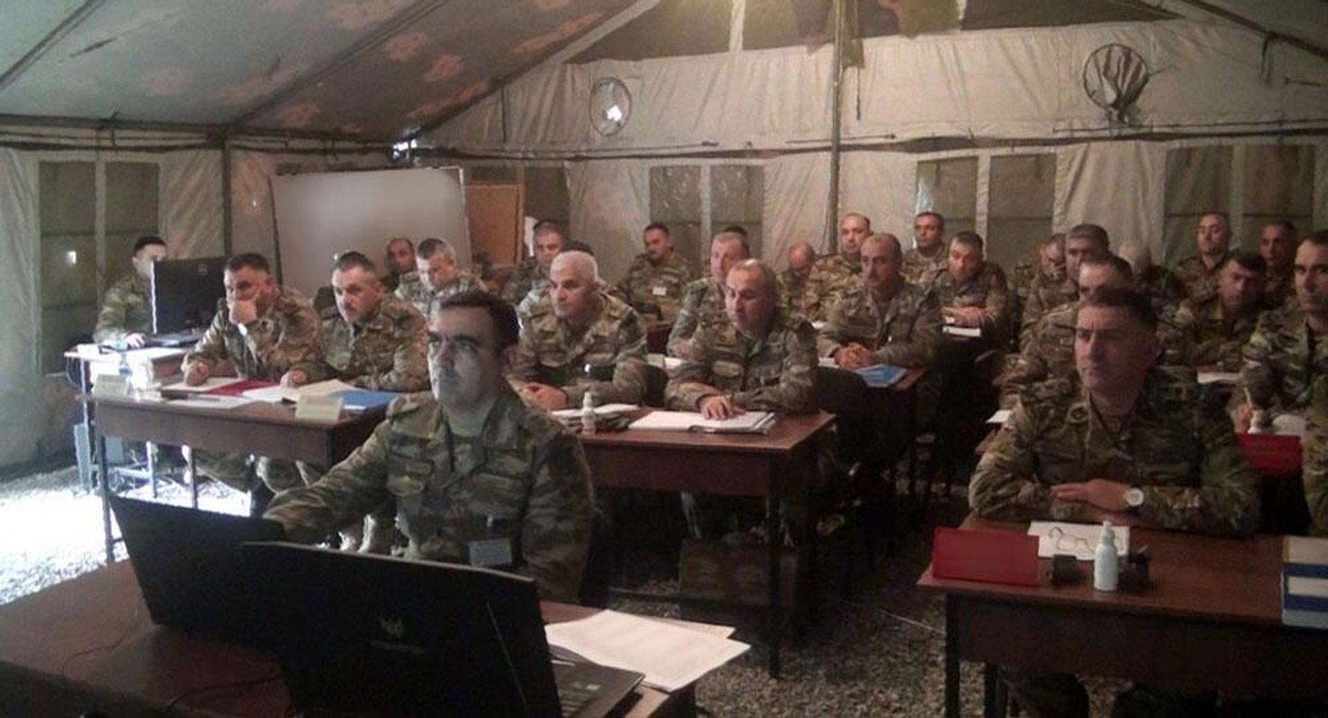 Проводятся командно-штабные учения с соединениями Сухопутных войск - Sputnik Азербайджан, 1920, 24.11.2022