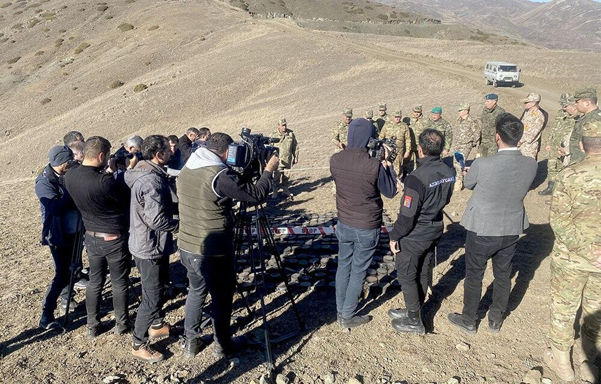 Hərbi attaşelər və media nümayəndələri Sarıbaba istiqamətində mina sahəsinə baxış keçiriblər - Sputnik Азербайджан, 1920, 24.11.2022
