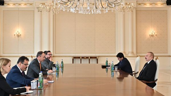 Ильхам Алиев принял специального представителя Европейского Союза по Южному Кавказу - Sputnik Азербайджан