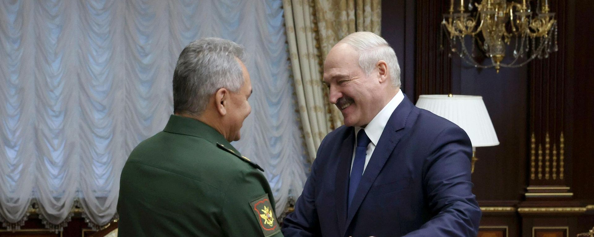 Министр обороны РФ Сергей Шойгу (слева) и президент Белоруссии Александр Лукашенко во время встречи в Минске - Sputnik Азербайджан, 1920, 10.04.2023