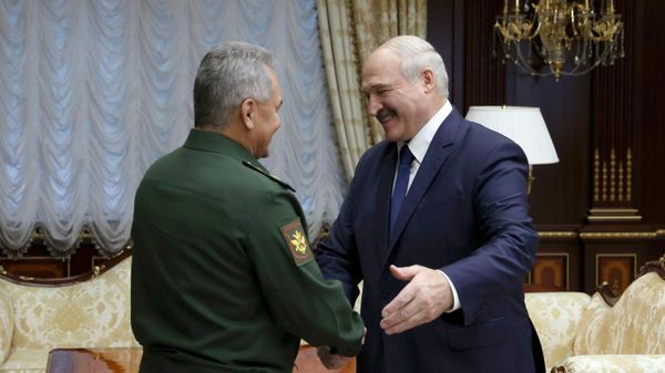 Министр обороны РФ Сергей Шойгу (слева) и президент Белоруссии Александр Лукашенко во время встречи в Минске - Sputnik Азербайджан