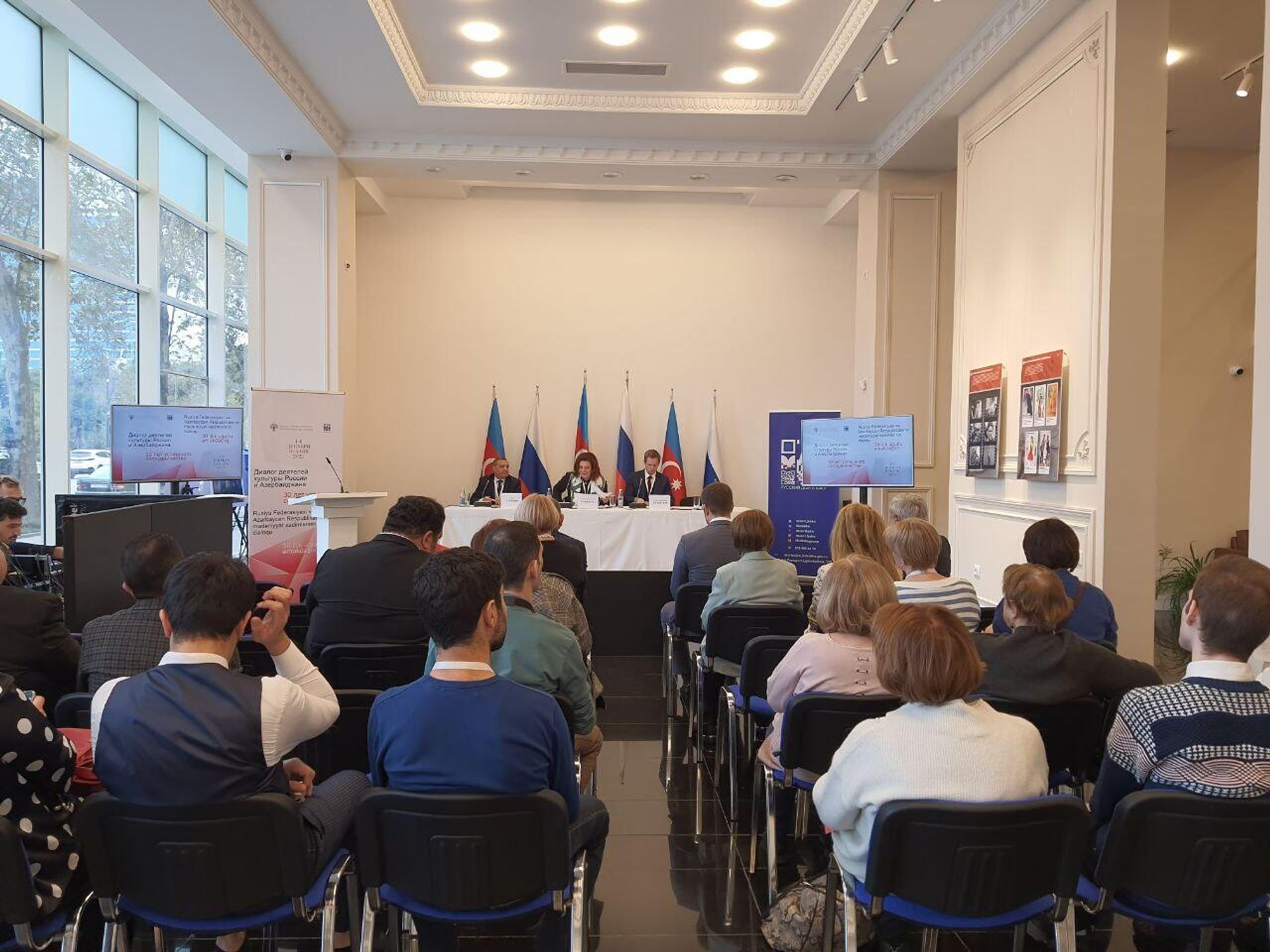 В Русском доме в Баку стартовало пленарное заседание «Диалог деятелей культуры России и Азербайджана. 30 лет успешного сотрудничества» - Sputnik Азербайджан, 1920, 05.12.2022
