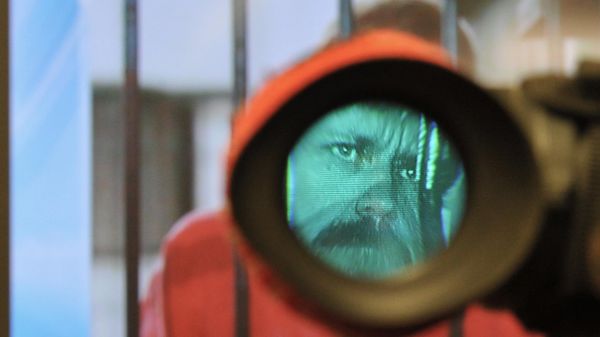 Монитор транслирует изображение Виктора Бута во время видеомоста Москва - Нью-Йорк на тему Дело Виктора Бута: приговор. Что дальше? - Sputnik Азербайджан