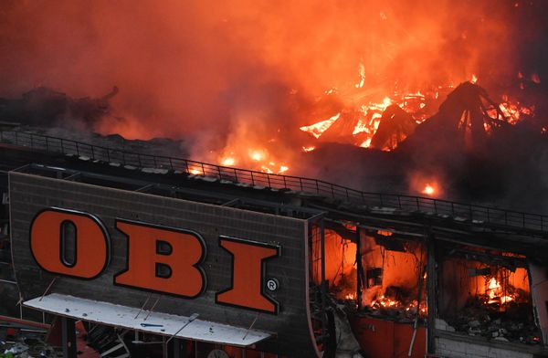 Пожар в магазине OBI в торговом центре "МЕГА Химки". По данным пресс-службы МЧС России, площадь пожара составляет 7000 квадратных метров.  - Sputnik Азербайджан