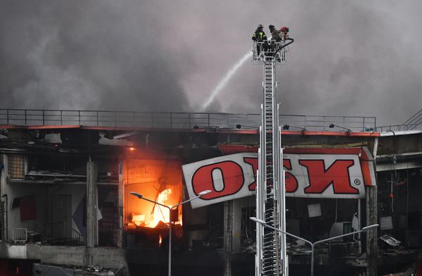 Пожарные тушат возгорание в магазине OBI в торговом центре "МЕГА Химки".  - Sputnik Азербайджан