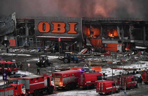 Пожарные машины у магазина OBI в торговом центре "МЕГА Химки", где начался пожар.  - Sputnik Азербайджан