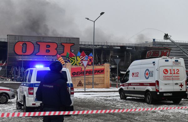 Сотрудник полиции рядом с магазином OBI в торговом центре "МЕГА Химки", в котором начался пожар. Пожар, распространившийся на всю территорию ТЦ в 18 тыс. квадратных метров, локализован на площади 7000 "квадратов". - Sputnik Азербайджан