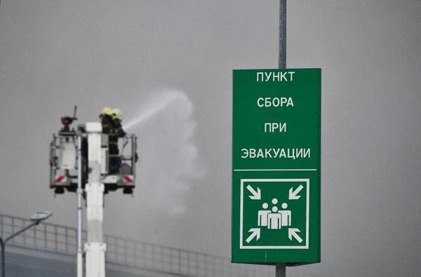 Табличка "пункт сбора при эвакуации" рядом с магазином OBI в торговом центре "МЕГА Химки", в котором начался пожар. Пожар, распространившийся на всю территорию ТЦ в 18 тыс. квадратных метров, локализован на площади 7000 "квадратов".  - Sputnik Азербайджан