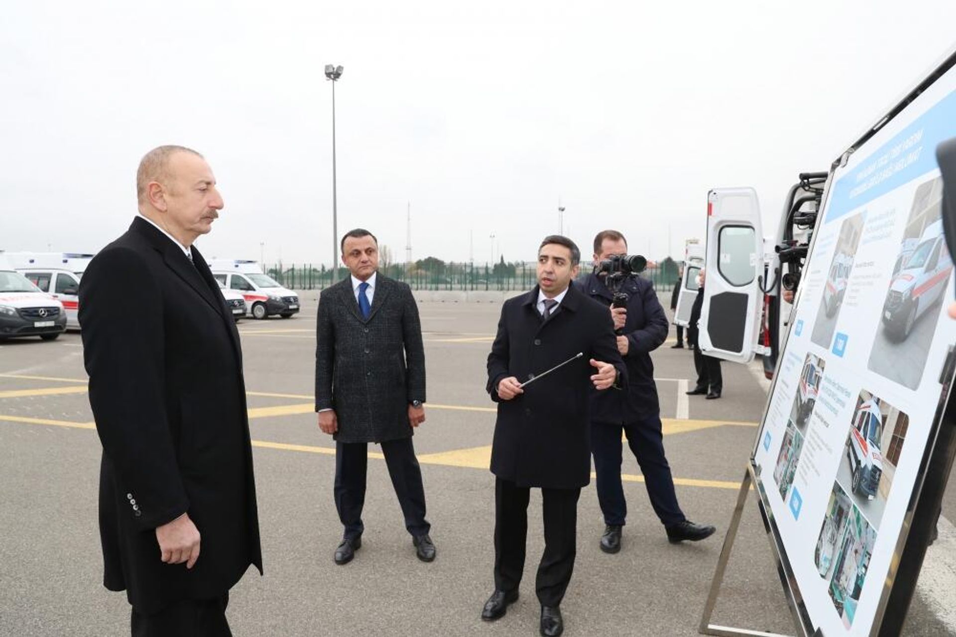 Prezident İlham Əliyev yeni alınmış xüsusi təyinatlı texnikalar və təcili tibbi yardım avtomobilləri ilə tanış olub - Sputnik Азербайджан, 1920, 09.12.2022