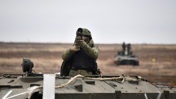 Боец противовоздушной обороны воздушно-десантных войск РФ с переносным зенитным ракетным комплексом во время боевого слаживания подразделения в условиях, приближенных к боевым на Херсонском направлении - Sputnik Азербайджан