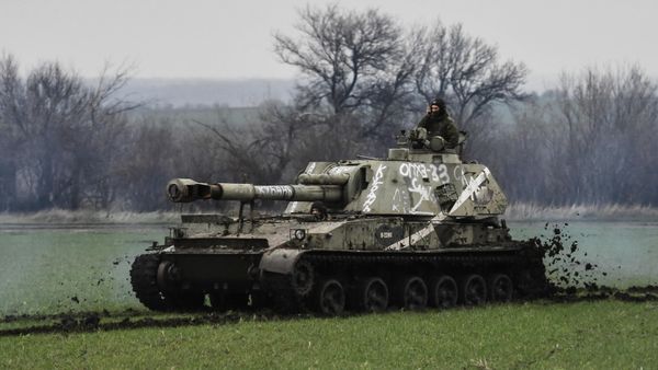 Самоходная артиллерийская установка 2С3 Акация перед работой по позициям ВСУ на Запорожском направлении - Sputnik Азербайджан