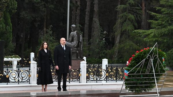 Ильхам Алиев и Мехрибан Алиева посетили могилу общенационального лидера Гейдара Алиева - Sputnik Азербайджан
