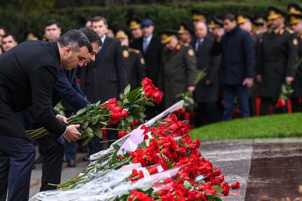 Азербайджанский народ чтит память общенационального лидера Гейдара Алиева. - Sputnik Азербайджан