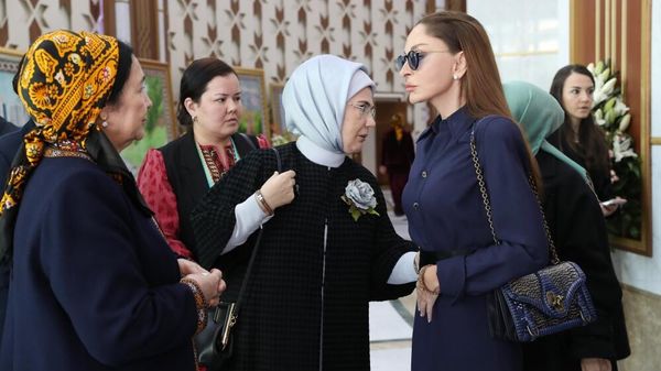 Первая леди Азербайджанской Республики Мехрибан Алиева, супруга председателя Халк Маслахаты парламента Туркменистана Огульгерек Бердымухамедова и первая леди Турецкой Республики Эмине Эрдоган  - Sputnik Азербайджан