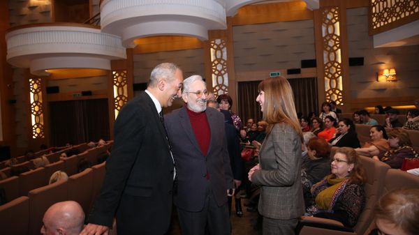 Премьера фильма «Виртуальный тур со знаменитостями» в киноцентре «Низами» - Sputnik Азербайджан
