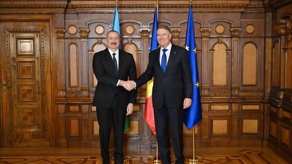 Состоялась встреча Президента Азербайджана Ильхама Алиева с Президентом Румынии Клаусом Йоханнисом - Sputnik Азербайджан