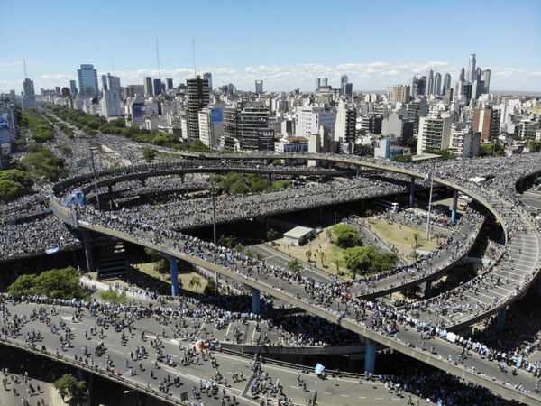 Аргентинцы празднуют победу на чемпионате мира по футболу 2022 года в Катаре. - Sputnik Азербайджан
