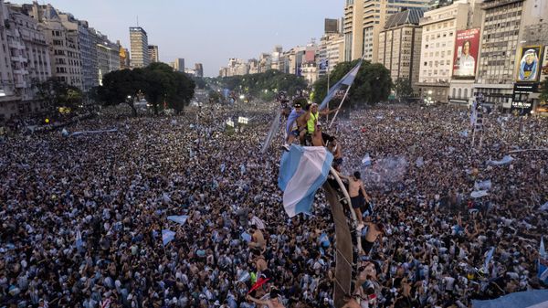 Аргентинцы празднуют победу на чемпионате мира по футболу 2022 года в Катаре. - Sputnik Азербайджан
