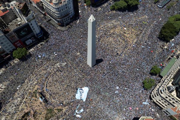 Аргентинцы празднуют победу на чемпионате мира по футболу 2022 года в Катаре. - Sputnik Азербайджан