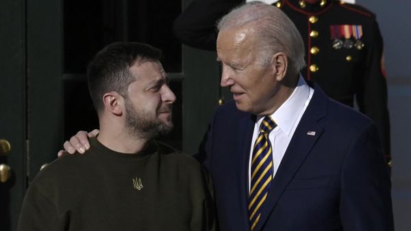Президент США Джо Байден приветствует президента Украины Владимира Зеленского - Sputnik Азербайджан