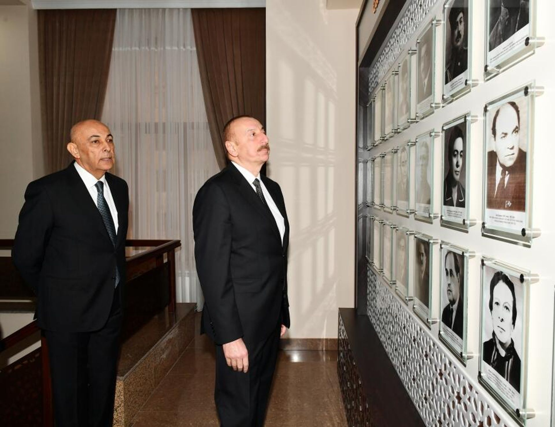 Prezident İlham Əliyev Qərbi Azərbaycan İcmasının inzibati binasında yaradılan şəraitlə tanış olub - Sputnik Азербайджан, 1920, 24.12.2022