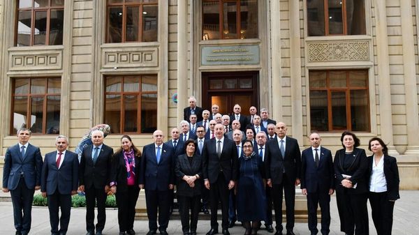 Prezident İlham Əliyev Qərbi Azərbaycan İcmasının inzibati binasında yaradılan şəraitlə tanış olub - Sputnik Азербайджан