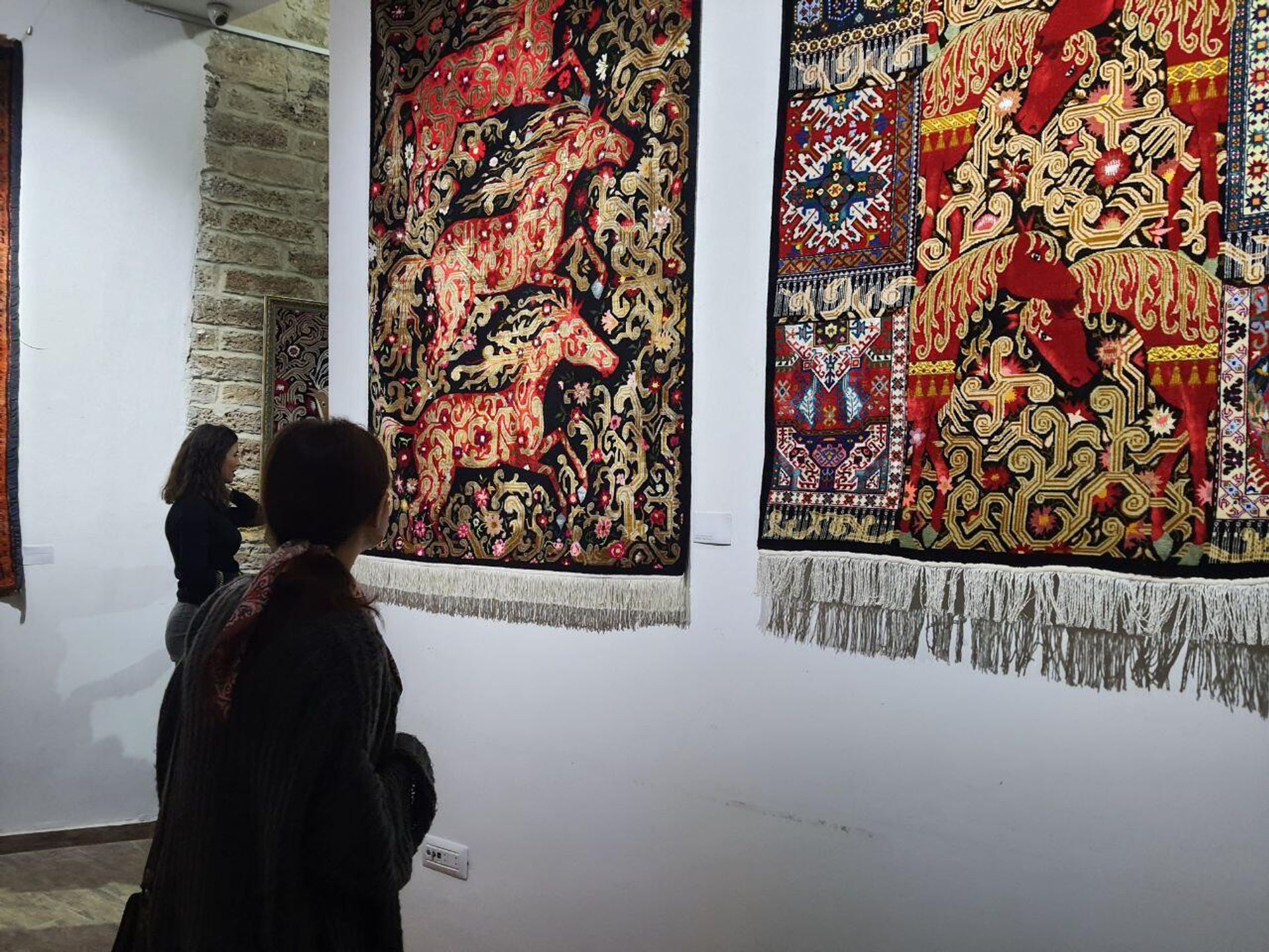 В галерее NUR Art House открылась выставка Qarabağ xalçaları: tarixdən gələcəyə ötürülən həqiqət («Карабахские ковры: истина, переданная из истории в будущее») - Sputnik Азербайджан, 1920, 28.12.2022