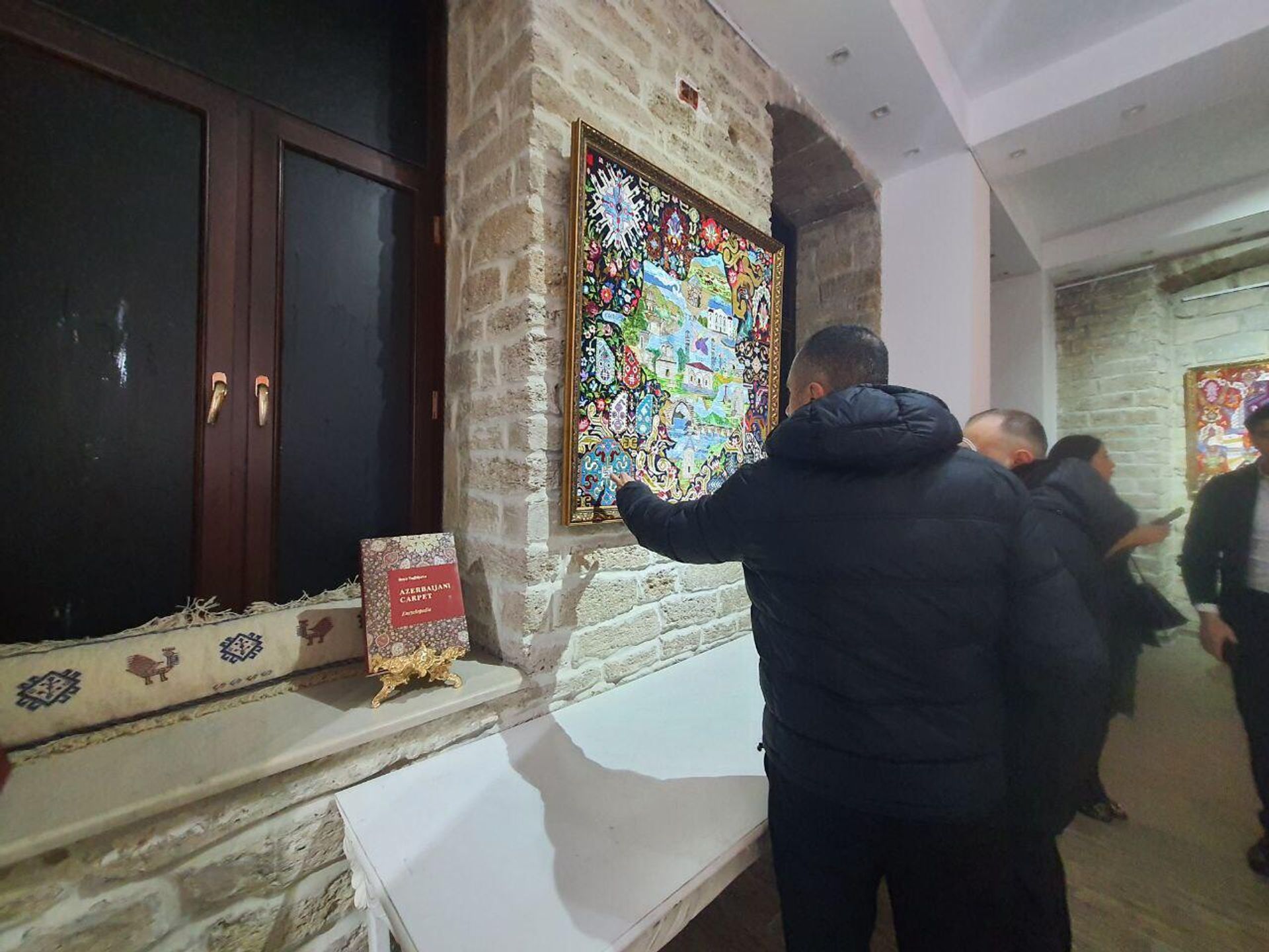 В галерее NUR Art House открылась выставка Qarabağ xalçaları: tarixdən gələcəyə ötürülən həqiqət («Карабахские ковры: истина, переданная из истории в будущее») - Sputnik Азербайджан, 1920, 28.12.2022