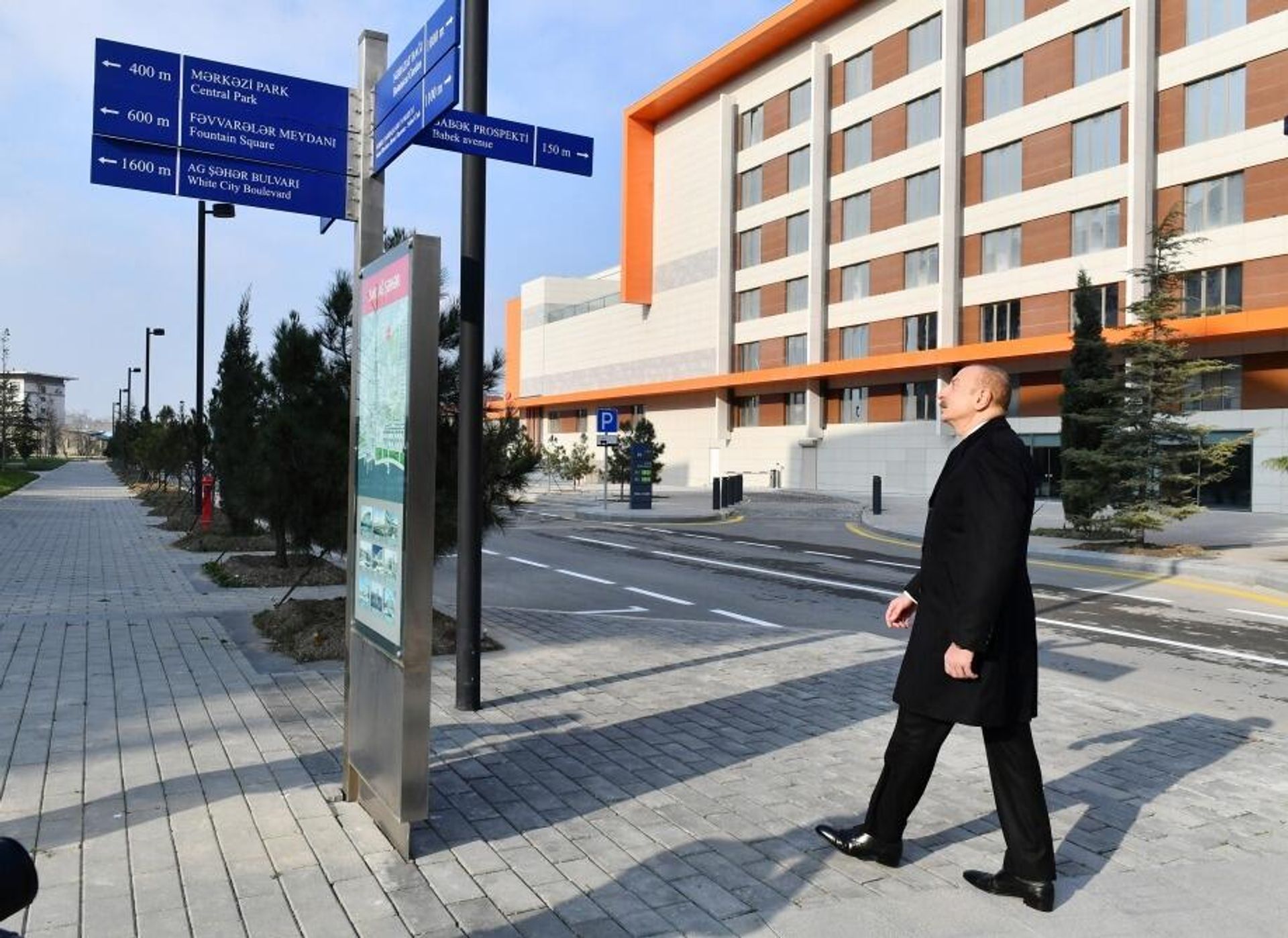 Президент Ильхам Алиев в Центральном парковом квартале Белого города Баку - Sputnik Азербайджан, 1920, 27.12.2022
