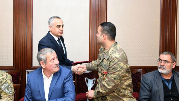 Полномочный представитель Президента в Нахчыване вручил квартиры семье шехида и ветеранам - Sputnik Азербайджан