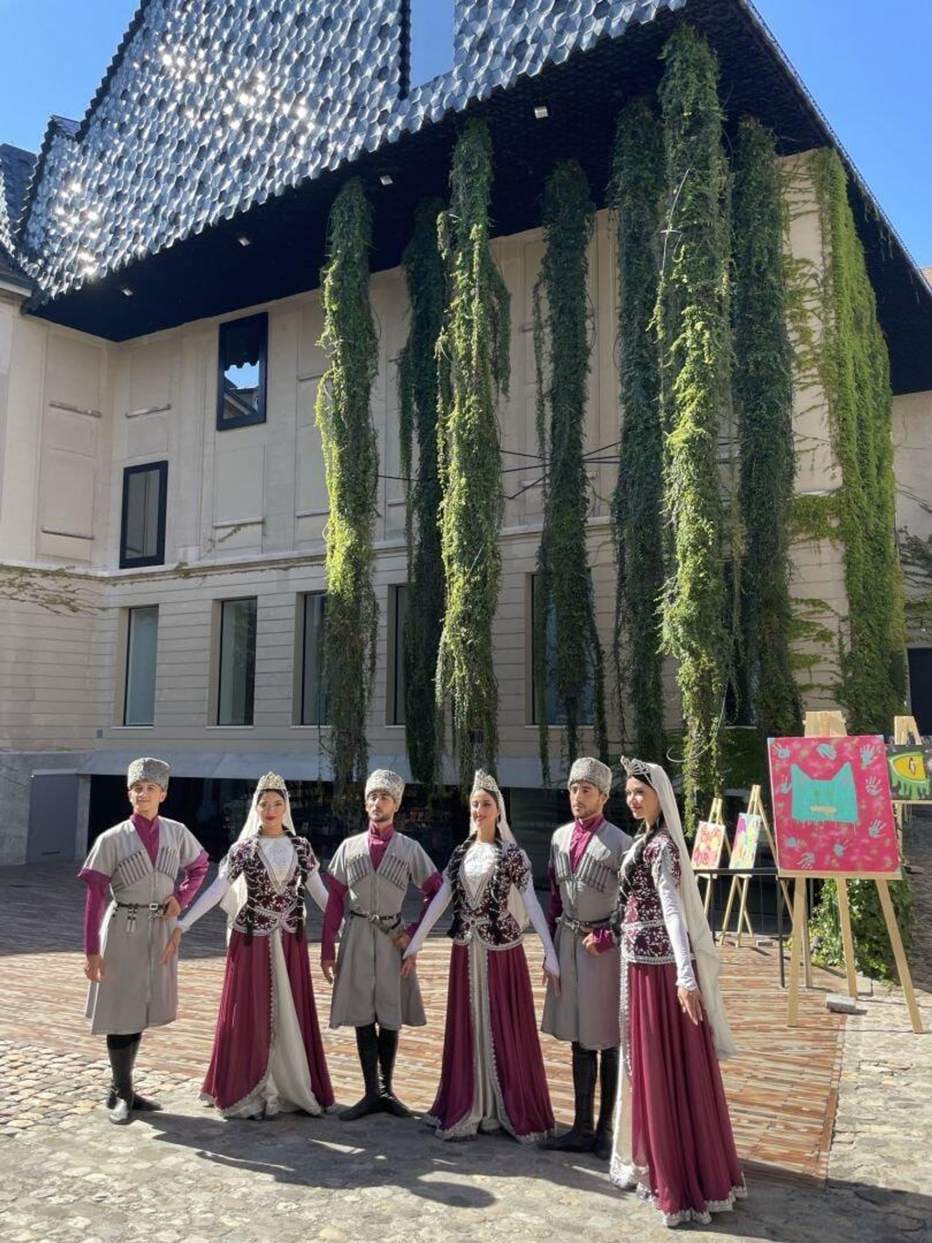Азербайджанский танец на музыку композитора Узеира Гаджибейли Fantaziya 1 (Qaytağı) представили перед Кафедральным собором Базел - Sputnik Азербайджан, 1920, 05.01.2023