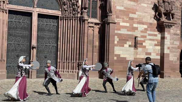 Азербайджанский танец на музыку композитора Узеира Гаджибейли Fantaziya 1 (Qaytağı) представили перед Кафедральным собором Базел - Sputnik Азербайджан