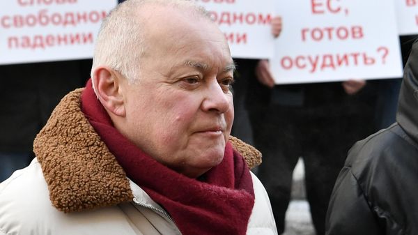 Генеральный директор медиагруппы Россия сегодня Дмитрий Киселев отвечает на вопросы журналистов на акции в поддержку задержанного в Риге шеф-редактора Sputnik Литва Марата Касема Свободу Марату Касему! перед посольством Латвии в Москве. - Sputnik Азербайджан