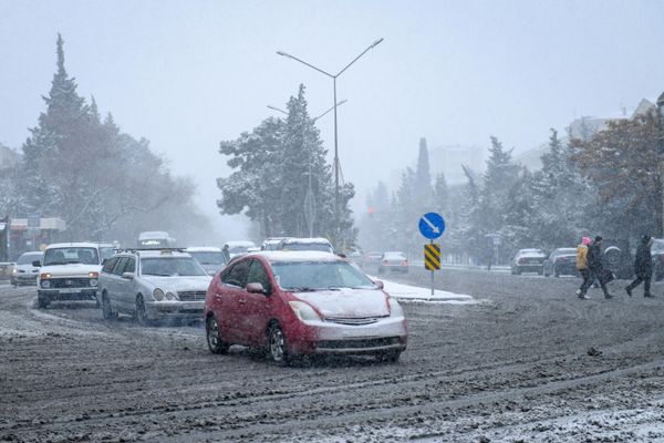 Первый снег в Баку в 2023 году. - Sputnik Азербайджан