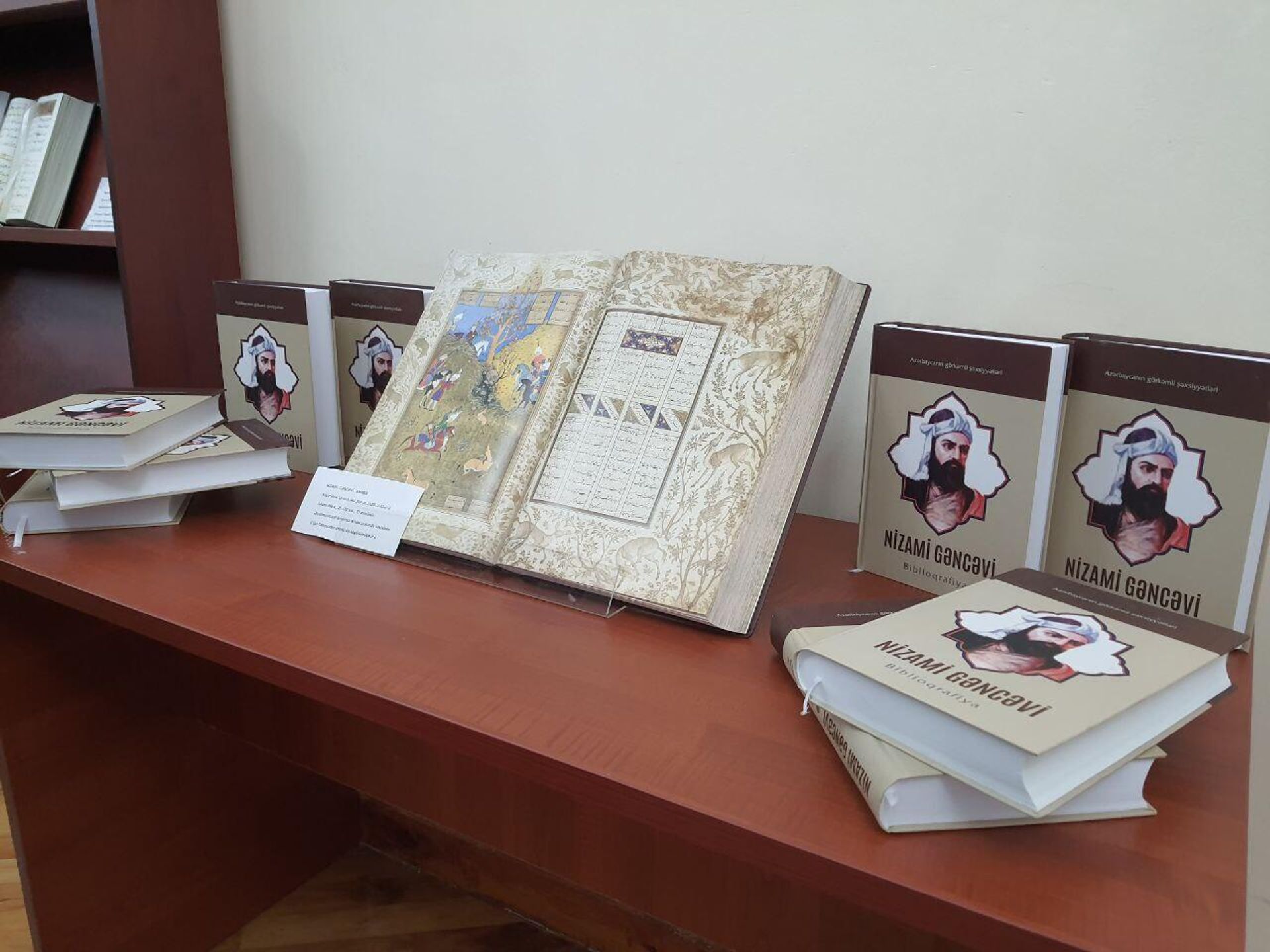 В Национальной библиотеке представили цифровая версию первой рукописи великого азербайджанского поэта Низами Гянджеви «Собрание стихов», - Sputnik Азербайджан, 1920, 10.01.2023