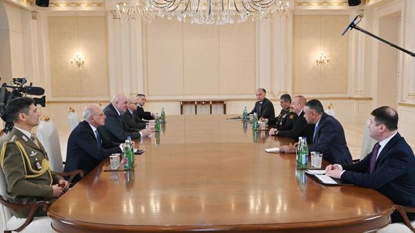Президент Азербайджанской Республики Ильхам Алиев принял министра обороны Итальянской Республики Гвидо Крозетто. - Sputnik Азербайджан