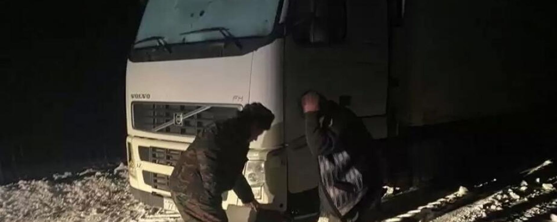 Спасен водитель-азербайджанец, столкнувшийся с угрозой замерзания в Казахстане - Sputnik Азербайджан, 1920, 12.01.2023