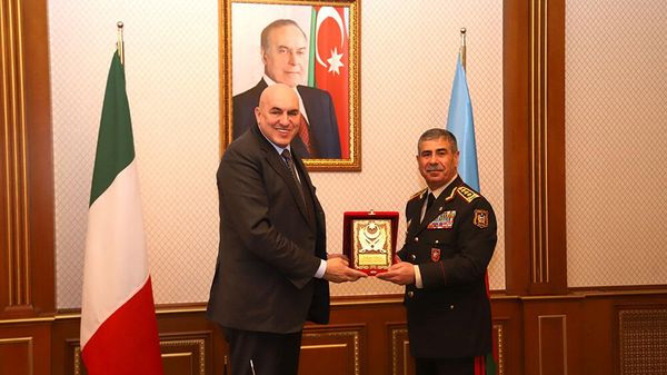 Zakir Həsənov İtaliyanın müdafiə naziri Quido Krosettonun rəhbərlik etdiyi nümayəndə heyəti ilə görüşüb - Sputnik Азербайджан