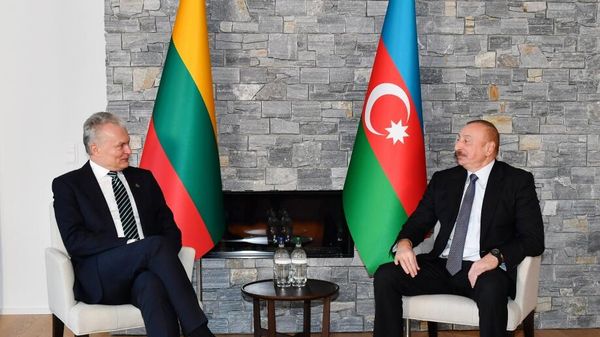 Azərbaycan Respublikasının Prezidenti İlham Əliyevin yanvarın 18-də Davosda Litva Respublikasının Prezidenti Gitanas Nauseda ilə görüşü olub. - Sputnik Азербайджан