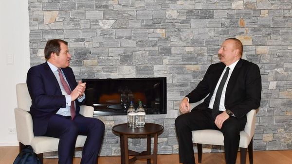 lham Əliyevin Davosda Avropa Yenidənqurma və İnkişaf Bankının (AYİB) birinci vitse-prezidenti Yurgen Riqterink ilə görüşü olub - Sputnik Азербайджан