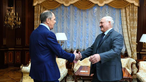 Министр иностранных дел РФ Сергей Лавров и президент Белоруссии Александр Лукашенко (справа) во время встречи в Минске - Sputnik Азербайджан